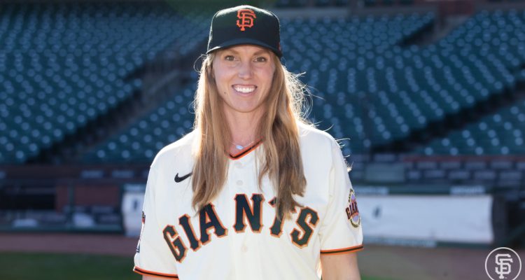 Alyssa Nakken se convirtió en la primera mujer que dirige un juego de Grandes Ligas en el campo 1 alyssa nakken