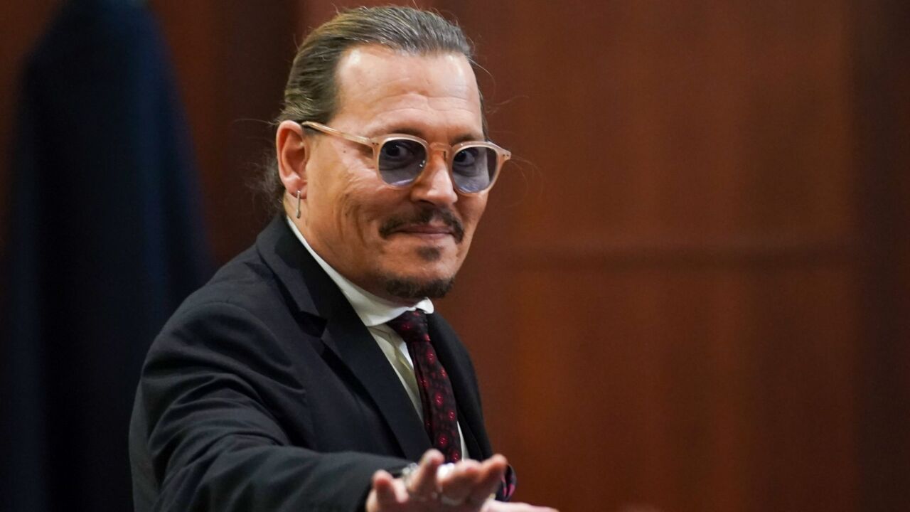 Vídeo de Jason Momoa como testemunha em julgamento de Johnny Depp é fake -  Super Rádio Tupi