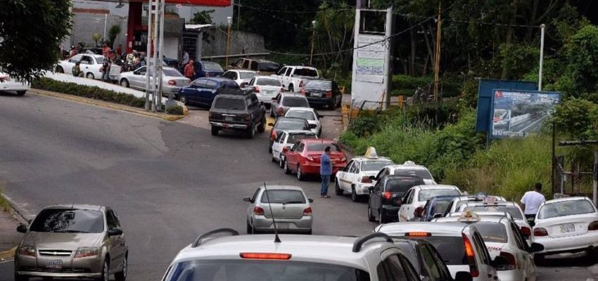 Largas colas de vehiculos para surtir gasolina comienzan a disminuir 850x400 1