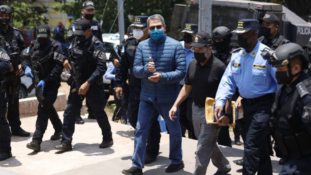 Policía recaptura a la mayoría de presos fugados tras riña en cárcel de Ecuador