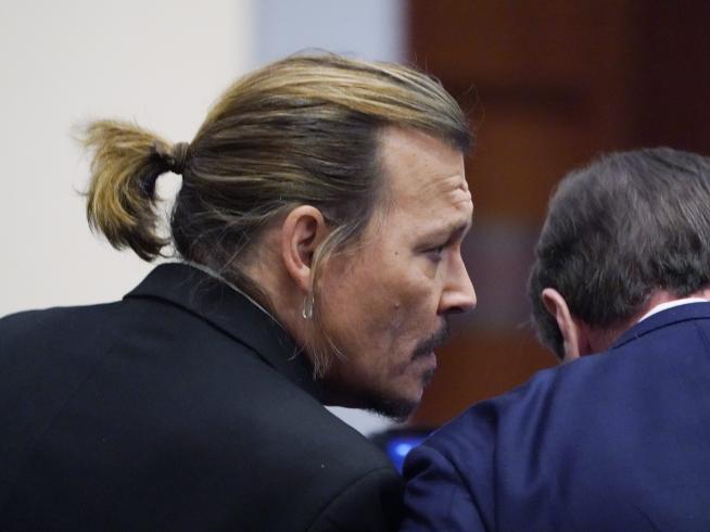 johnny depp durante el juicio por difamacion contra su exmujer amber heard