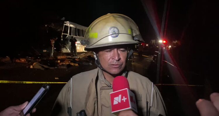 Al menos 13 muertos y 20 heridos en accidente de autobús en México 1 México