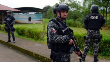 Policía recaptura a la mayoría de presos fugados tras riña en cárcel de Ecuador
