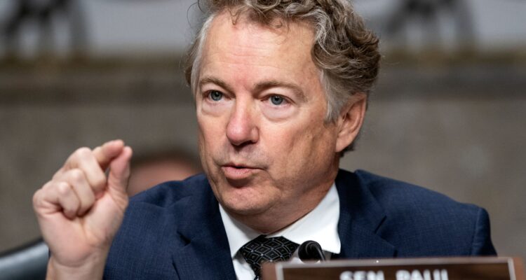 El senador estadounidense Rand Paul bloquea la rápida aprobación del proyecto que asigna casi 40.000 millones de dólares a Ucrania 1 senador