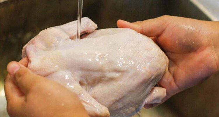 Los peligros de lavar el pollo: cómo evitar una intoxicación alimentaria 1 lavar el pollo