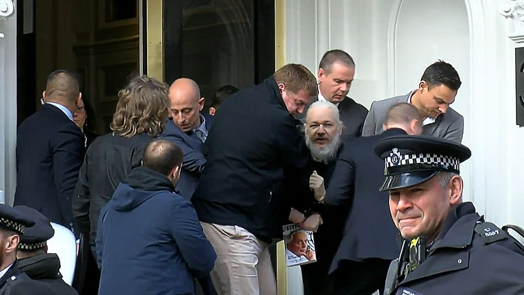 Assange detenido en Londres