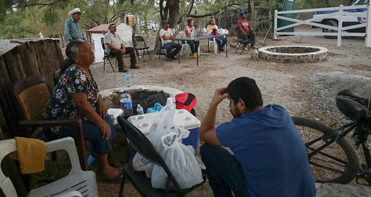 Familiares de mineros atrapados en México aceptaron plan de rescate 1 Mineros. familia