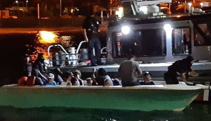 Más de veinte personas capturadas en embarcación ilegal en la costa de Aruba 1 aruba