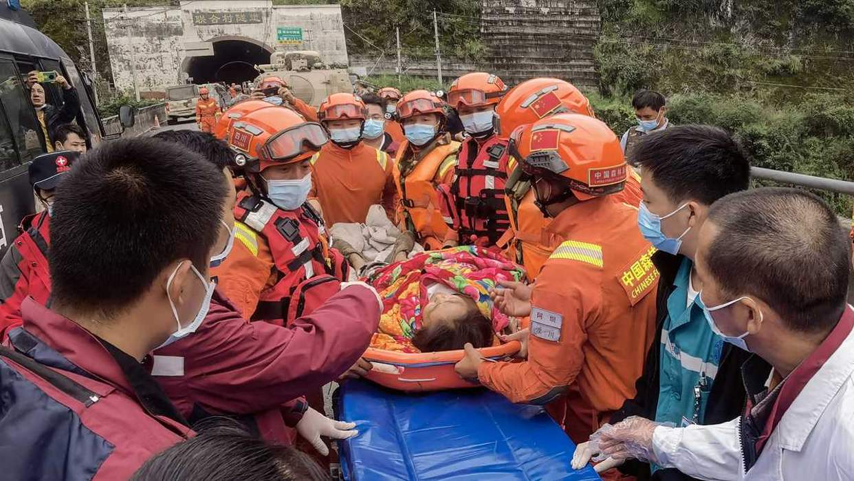 rescatistas buscan supervivientes del sismo en china que dejo al menos 66 muertos 110009