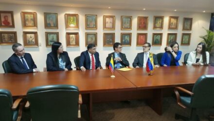 tsize 600x400 AutoridadesVenezolanasColombianasMonomeros