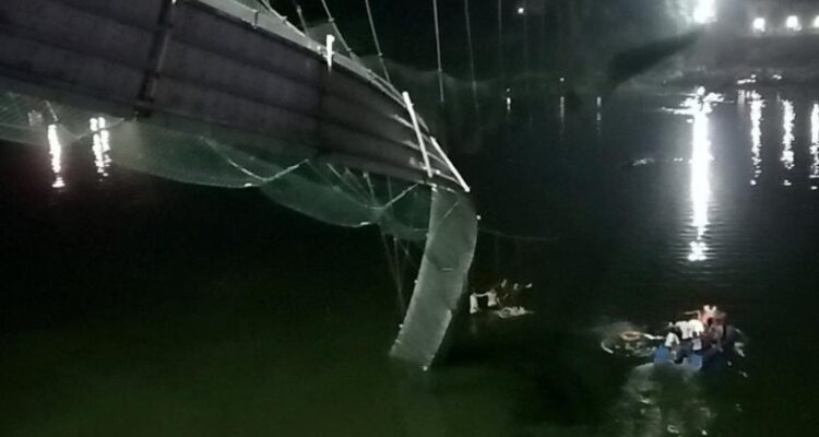 Nueve detenidos tras el colapso de un puente que dejó 134 muertos en la India 1 India2