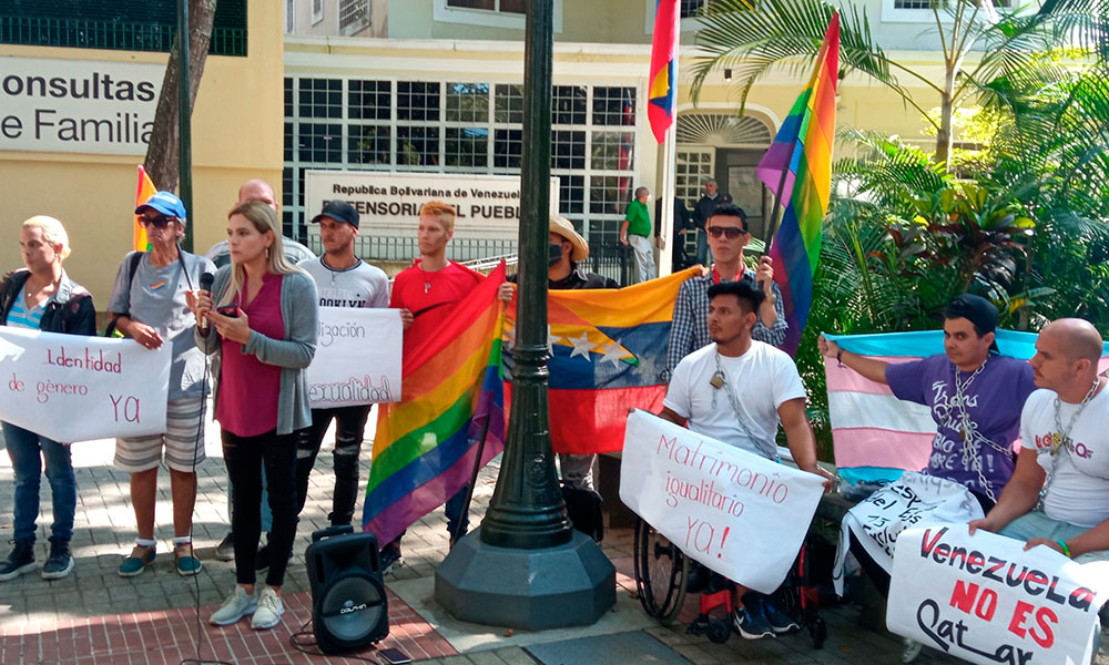 Activistas LGBTI se encadenan en Caracas para exigir derechos y avances