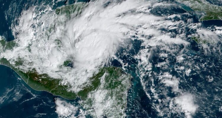 Huracán Lisa afectó parcialmente a Belice 1 HuracanLisa