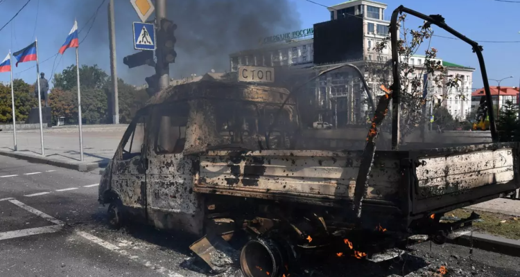 Un automovil incendiado en el centro de Donetsk tras un ataque de las fuerzas armadas de Ucrania