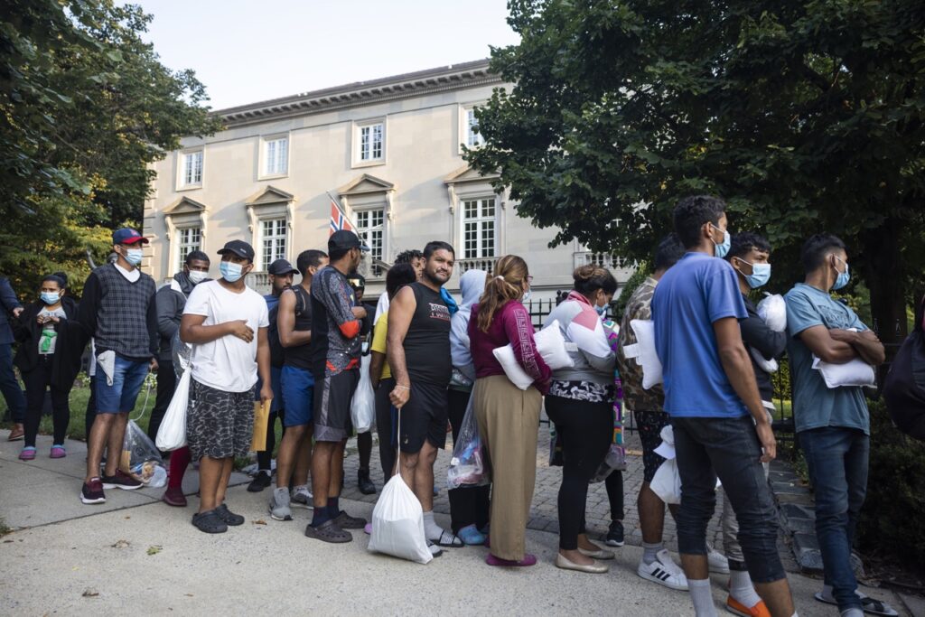 greg abbott migrantes