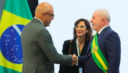 Jorge Rodriguez saluda al presidente de Brasil Lula Da Silva en Planalto