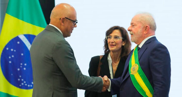 Jorge Rodriguez saluda al presidente de Brasil Lula Da Silva en Planalto