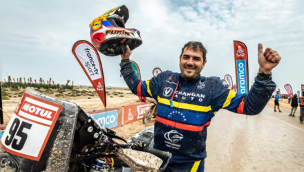LA ALEGRIA DE NICOLAS CARDONA TRAS HABER LLEGADO A LA META EN EL DAKAR