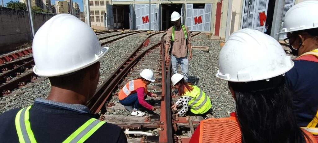 Metro de Maracaibo realizó curso de aprendizaje de seguridad de vías de trenes 3 WhatsApp Image 2023 01 21 at 9.08.32 AM 1