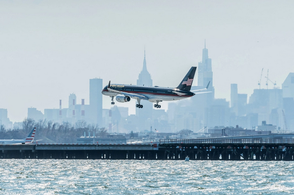 Trump llegó a Nueva York para presentarse ante un juez mañana martes #4Abr 2 Captura de pantalla 2023 04 03 a las 17.34.00
