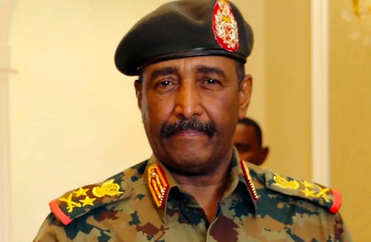 Violentos enfrentamientos ya dejan más de 100 muertos y mil heridos en Sudán. Detalles para entender el conflicto 2 general Abdel Fattah al Burhan