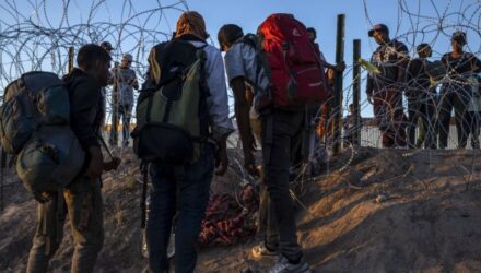 Migrantes en el muro