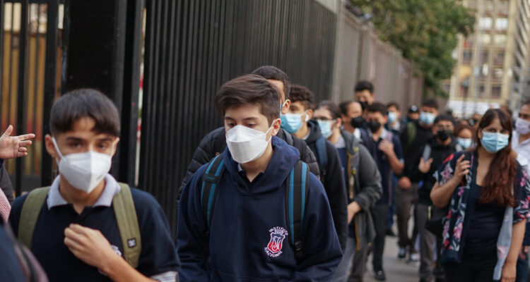Chile reanudó uso de mascarillas en colegios por brote de virus que afecta a los niños 1 8OD3Cspd Mascarilla