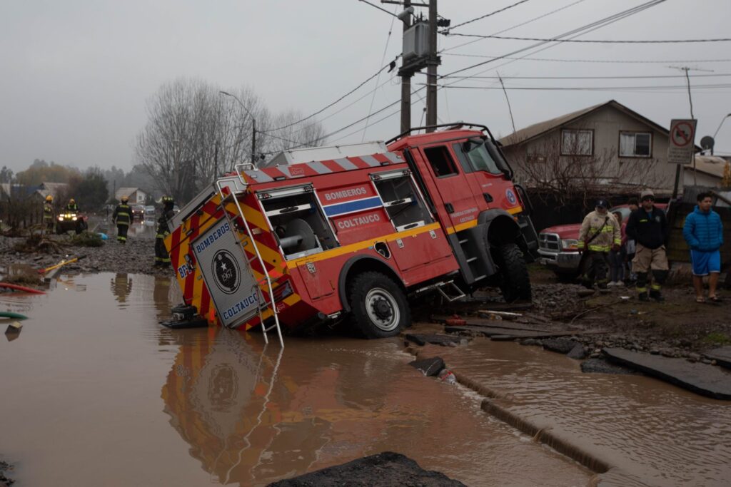 Dos muertos, seis desaparecidos y miles de chilenos aislados por lluvias torrenciales 2 AME8907 CHILE LLUVIAS