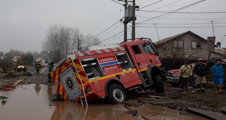 Dos muertos, seis desaparecidos y miles de chilenos aislados por lluvias torrenciales 1 AME8907 CHILE LLUVIAS