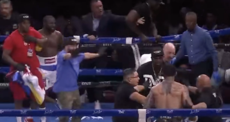 Pelea de exhibición de Floyd Mayweather termina en trifulca dentro y fuera del ring (VIDEOS) 1 Captura de pantalla 2023 06 12 a las 17.18.07