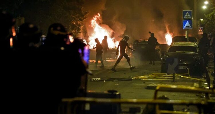 Incendios, saqueos y vandalismo: Francia arde en una nueva noche de protestas (+Video) 1 Francia3