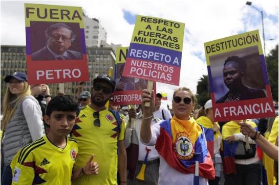 Miles de personas protestan contra el Gobierno de Petro y sus reformas sociales 2 Marcha colombia