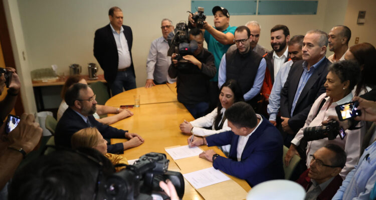Freddy Superlano formalizó su inscripción para las primarias 1 Superlano