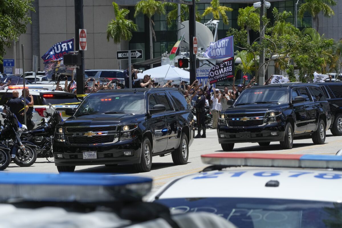 Trump fue arrestado en Miami, se declaró inocente de todos los cargos, lo soltaron y reinició su campaña electoral 2 ca times.brightspotcdn.com