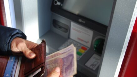 conductor encuentra 27 millones de dolares cuenta bancaria los devuelve