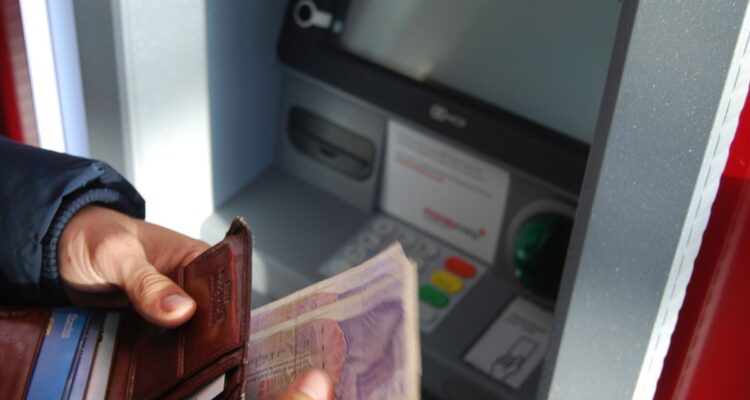 conductor encuentra 27 millones de dolares cuenta bancaria los devuelve
