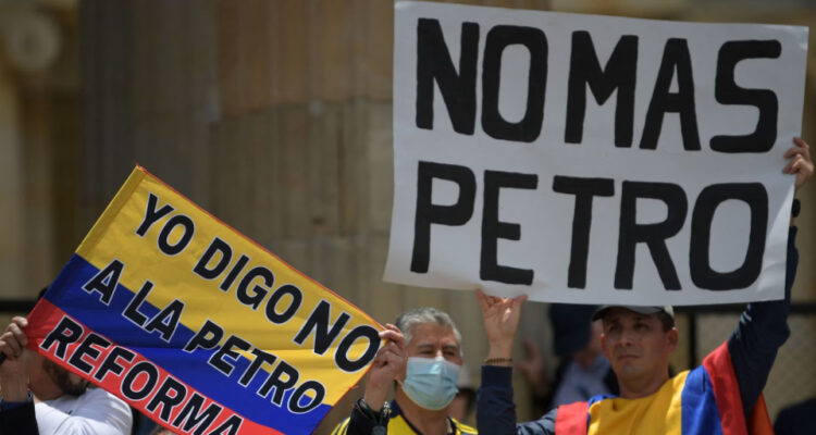 Miles de personas protestan contra el Gobierno de Petro y sus reformas sociales 1 protesta petro