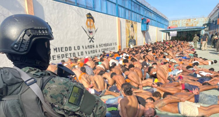 Un motín en una cárcel de Ecuador dejó al menos 31 muertos y varios heridos 1 Ecuador Carcel