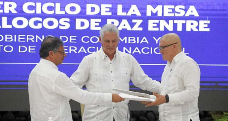 Petro firmó el cese eal fuego acordado con el ELN 1 Petro eln