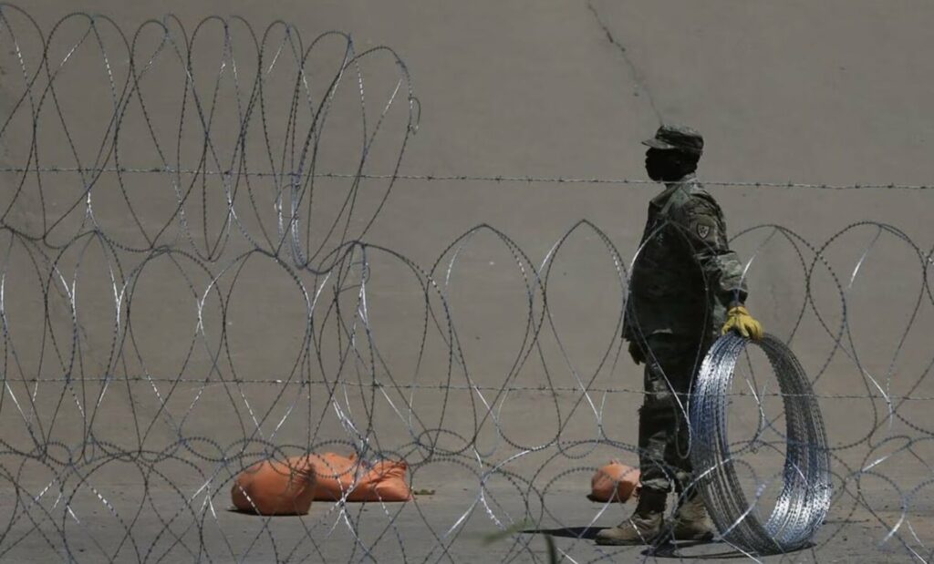Texas reforzó barricada de alambre y desafía orden del gobierno de Estados Unidos 2 Texas.Muro