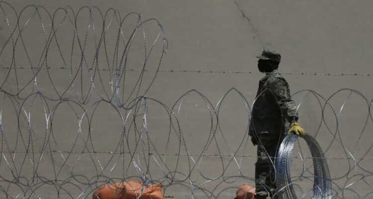 Un tribunal de Estados Unidos prohibió a la Patrulla Fronteriza la alambrada de púas en Texas 1 Texas.Muro