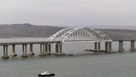 imagen de archivo del puente de crimea