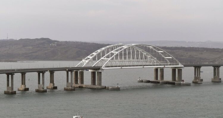 Rusia instaló barreras flotantes para proteger el puente de Crimea 1 imagen de archivo del puente de crimea