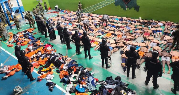 Más de 1.800 policías tomaron la cárcel ecuatoriana de Cotopaxi en busca de armas y explosivos 1 Carcel Ecuador