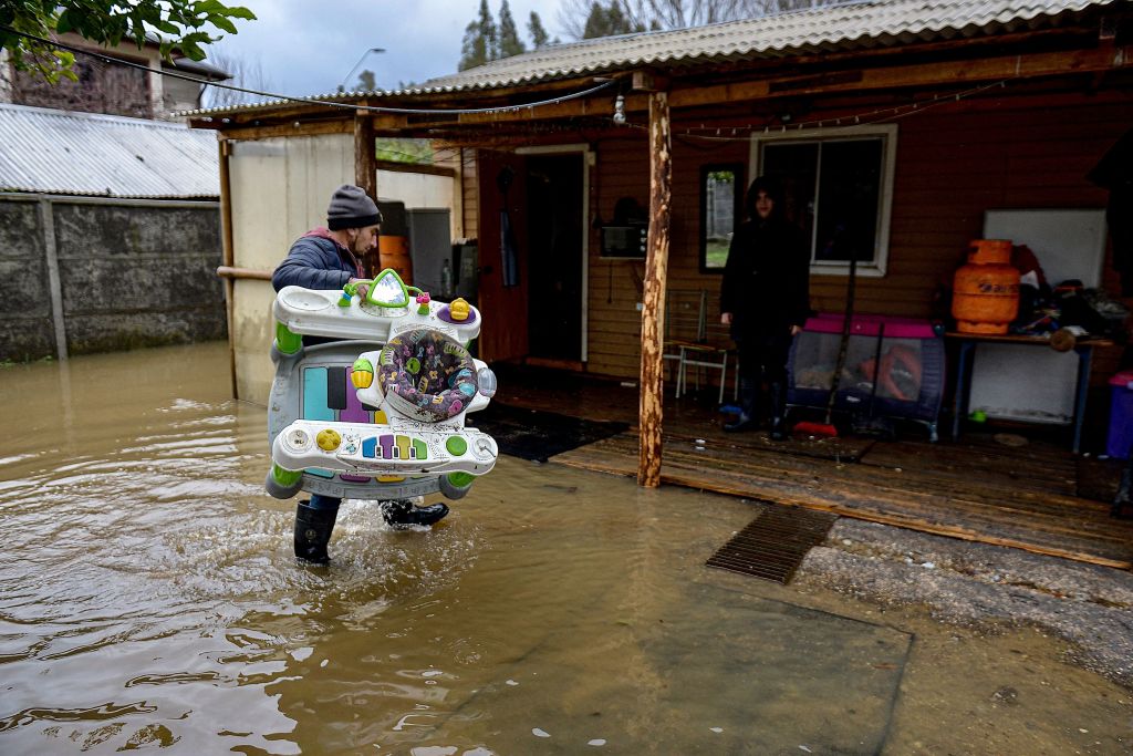 Dos fallecidos y cerca de 30.000 personas aisladas por lluvias en el sur de Chile 2 Chile lluvias