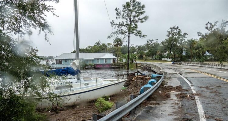 Idalia se debilitó a tormenta tropical tras su devastador paso por Florida 1 Huracan Idalia