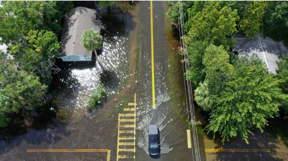Idalia se debilitó a tormenta tropical tras su devastador paso por Florida 2 Idalia Huracan