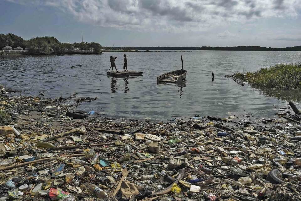 Los principales retos de Maracaibo para mejorar la calidad de vida 4 Lago de Maracaibo Basura contaminacion plastico foto archivo 960x640 1