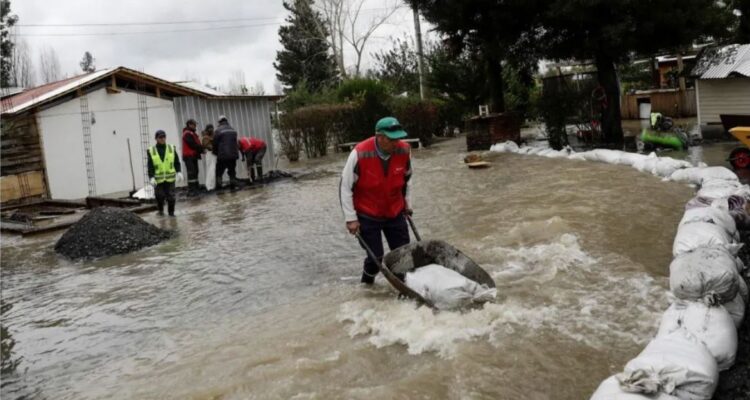 Dos fallecidos y cerca de 30.000 personas aisladas por lluvias en el sur de Chile 1 Lluvias en Chile