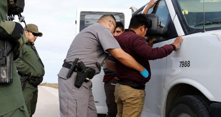 Migrantes demandaron a Texas por haberlos tenido encarcelados sin el debido proceso 1 Migrantes arrestados